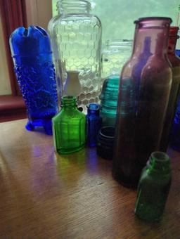 (DR) LOT OF 18 ASSORTED GLASS JARS AND GLASS BOTTLES, WHAT YOU SEE IN THE PHOTOS IS EXACTLY WHAT