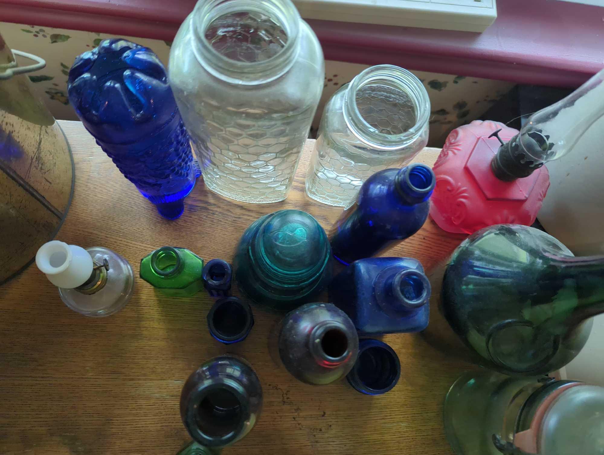 (DR) LOT OF 18 ASSORTED GLASS JARS AND GLASS BOTTLES, WHAT YOU SEE IN THE PHOTOS IS EXACTLY WHAT