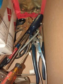 (KIT) BOX LOT OF ASSORTED ITEMS TO INCLUDE, CLEANSAFE DUST REMOVER, IVES SOLID BRASS PUSH PLATE,