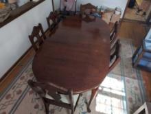 (DR) MAHOGANY QUEEN ANNE OVAL DINING ROOM TABLE & SIX CHAIR SET. COMES WITH ONE LEAF (HAS A SCUFF