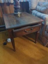 (LR)AMERICAN MARTINSVILLE 1 DRAWER WOOD SIDE TABLE, IN GOOD OVERALL CONDITION, 22"...X 20 3/4"H