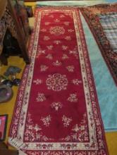 (DEN) FLORAL STYLE HAND WOVEN RUNNER WITH COLORS OF ROSE RED, IVORY, AND GREEN, HAS TASSELS ON BOTH