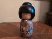 (DR) JAPANESE KOKESHI YOUNG GIRL DOLL. MADE OF WOOD. IT MEASURES 7-3/8"T. MARKED ON THE BOTTOM.