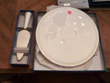(DR) 2 PC. ROYAL WORCESTER FINE BONE CHINA LOT TO INCLUDE A FINE BONE HANDLED STAINLESS CAKE KNIFE