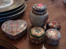 (DR) LOT OF (5) ORIENTAL INFLUENCED TRINKET BOXES TO INCLUDE A CLOISONNE BROWN FLORAL COVER DISH, A