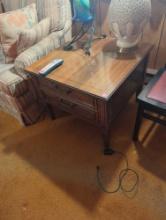 (LR)AMERICAN MARTINSVILLE 1 DRAWER WOOD SIDE TABLE, IN GOOD OVERALL CONDITION, 25"...X 20 3/4"H