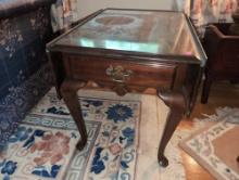 (UPOFC) VINTAGE WOOD DROP SIDE QUEEN ANNE SIDE TABLE WITH SINGLE DRAWER. BRASS PULL. IT MEASURES