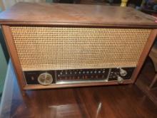 (UPBR2) ZENITH K731 AM/FM WOOD CABINET TUBE RADIO, MODEL S-58040, RETAIL PRICE $100, APPEARS TO BE