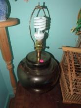 (UPBR2) VINTAGE CERAMIC ORIENTAL TABLE LAMP. ROSEWOOD BASE, 20"H