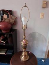 (DBR1) VINTAGE BRASS TABLE LAMP WITH HARP. IN WORKING CONDITION. IT MEASURES 33"T.