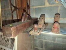 (GAR) LOT OF 3 ASSORTED STYLE WOOD PLANES TO INCLUDE , NUMBER 320 JOINTER PLANE, NUMBER 5 CORRUGATED