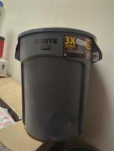 Rubbermaid Commercial Products (Minor Damage Close to Bottom) BRUTE 20 Gal. Round Vented Trash Can,