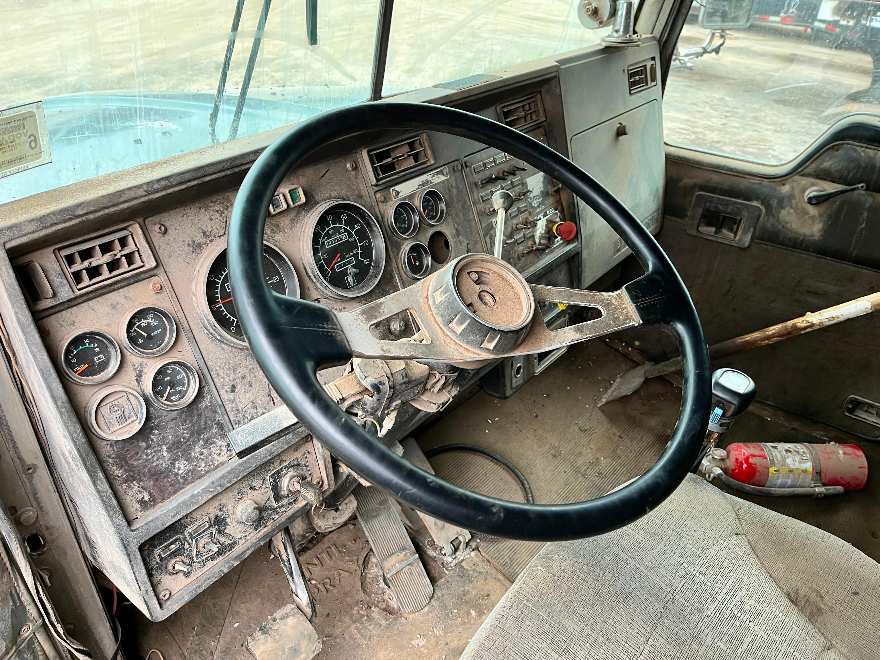 1995 KENWORTH T800 DUMP TRUCK VN:2NKDLE0X0SM682319 powered by Cat 3176 diesel engine, equipped with