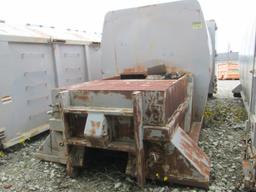 SUPPORT EQUIPMENT Integrated compactor buyer responsible for loading / acheteur responsible du