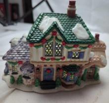 CHRISTMAS VILLAGE BUILDING "COUNTRY COTTAGE". LIGHTS UP. WORKS.