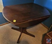Wooden table with drop down side leaves 39 x 40 x 30