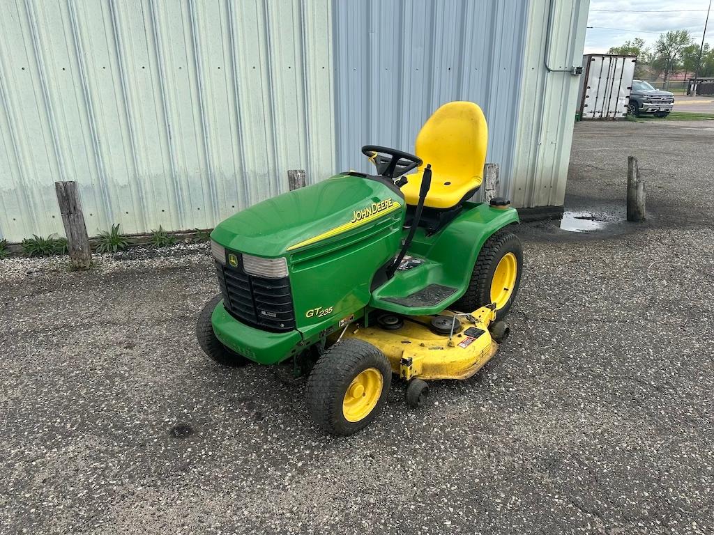 John Deere GT235 Lawn Tractor