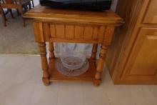 OAK SINGLE DRAWER END TABLE WITH CONTENTS OF ONE SECTIONAL SERVING PC