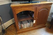 OAK ENTERTAINMENT STAND APPROX 38 INCH X 20 INCH X 31 INCH WITH CONTENTS IN