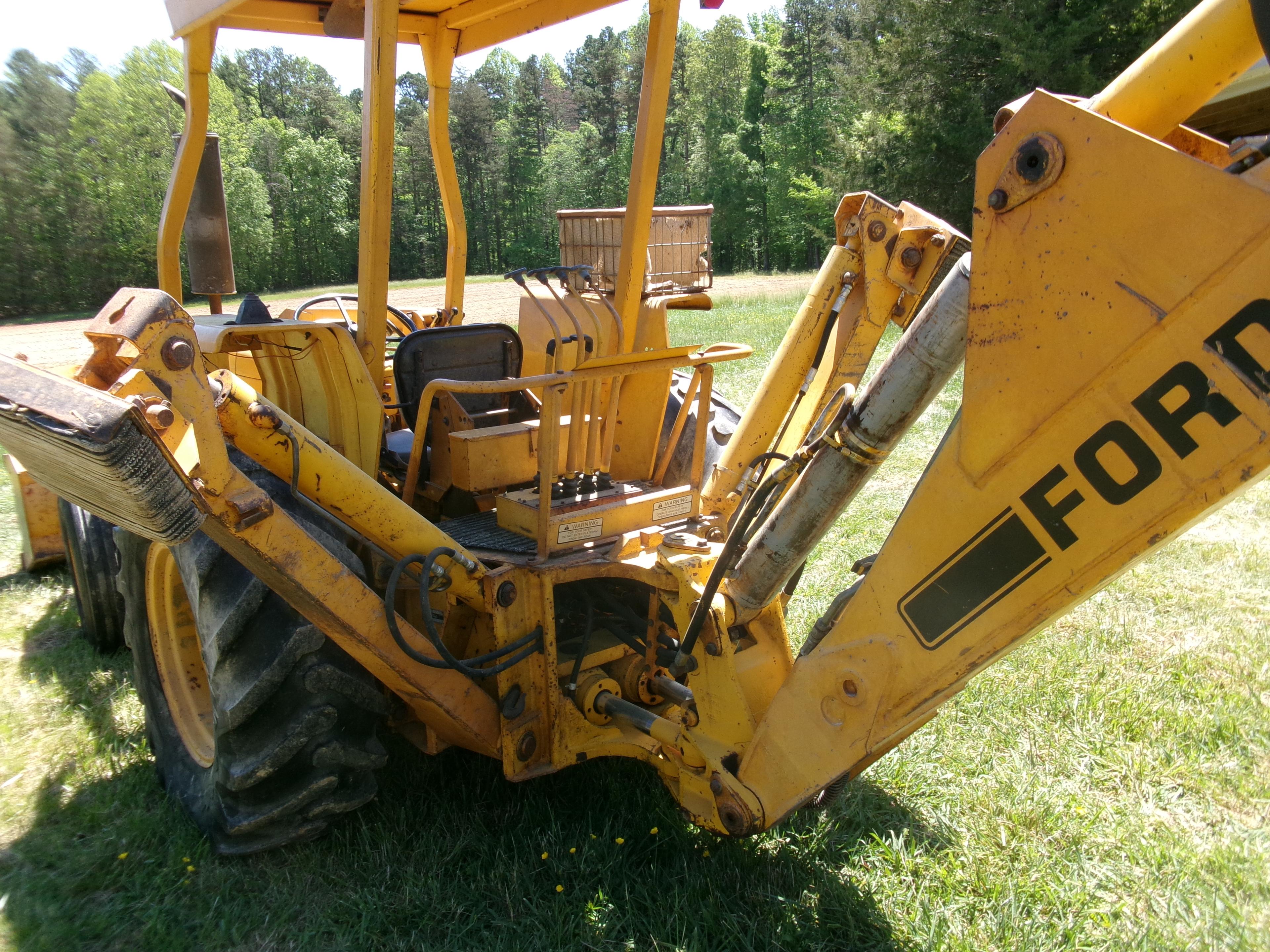 FORD 420 BACKHOE, DSL, 4-POST CANOPY, 1186 HRS WHEN TACH STOPPED, SN: C5861