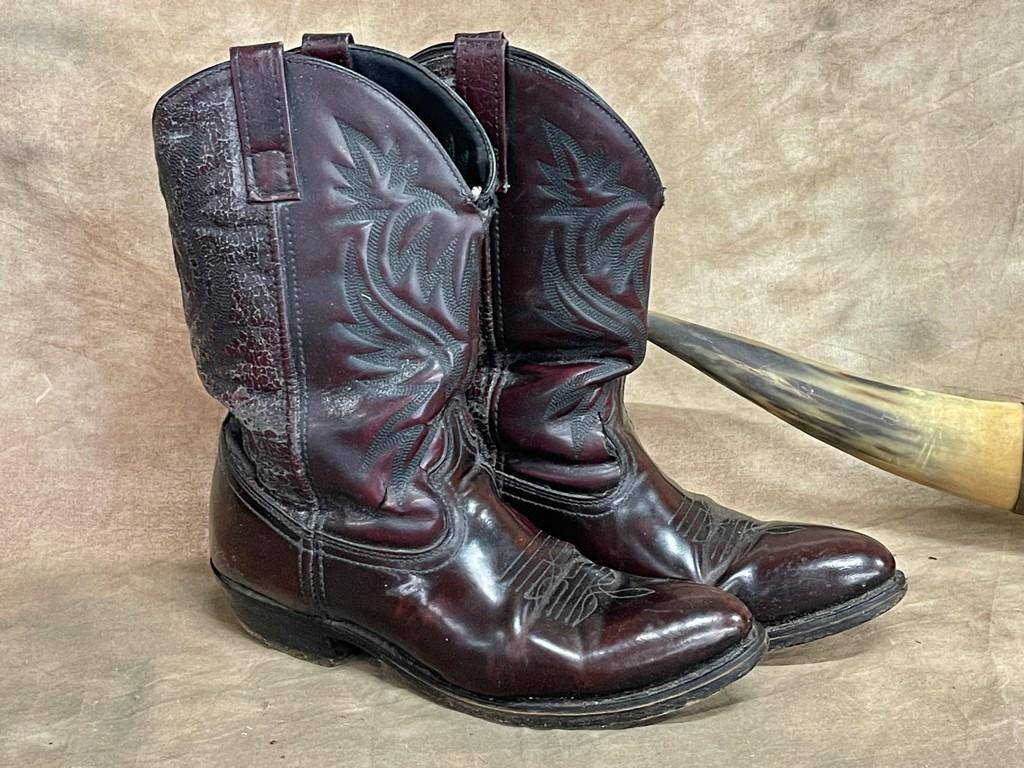 Laredo 4216 Men's 10D Cowboy Boots and Pair of Mounted Horns
