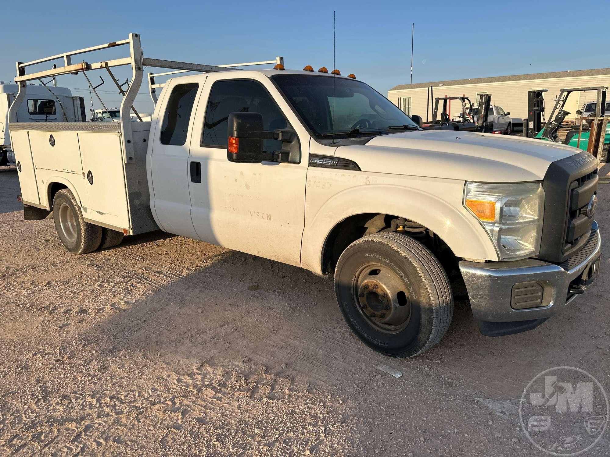 2012 FORD F-350 SUPER DUTY EXTENDED CAB DUALLY UTILITY TRUCK VIN: 1FD8X3G68CEB86240