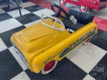 AMF CONVERTIBLE PACESETTER PEDAL CAR