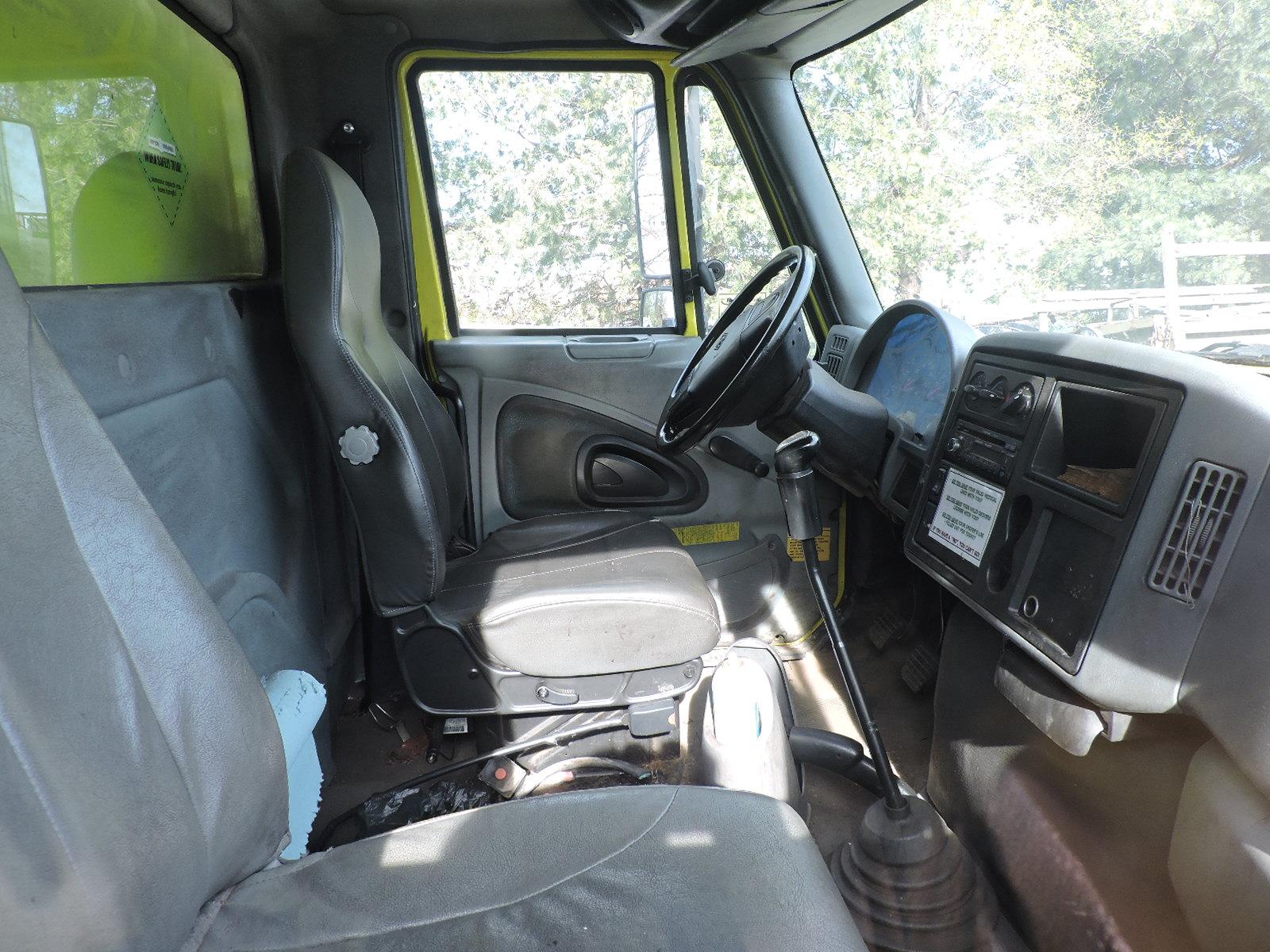 2004 International 4200 Regular Cab 24-Foot Box Truck