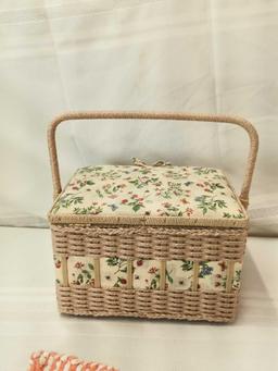 WICKER SEWING BOX WITH ASSORTED SPOOLS OF THREAD AND POT HOLDER